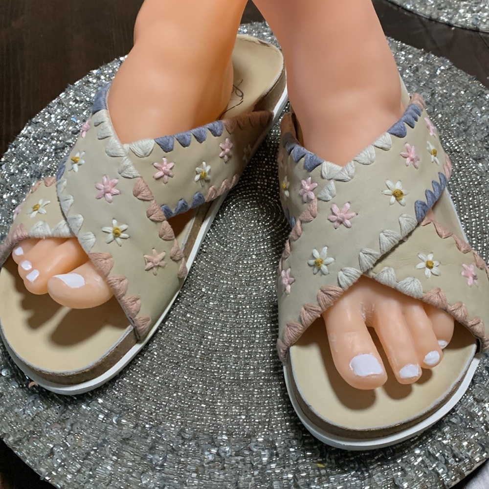 FREE PEOPLE Washed Natural Wildflower Embroidered crossband Sandals sz E… - Picture 6 of 12